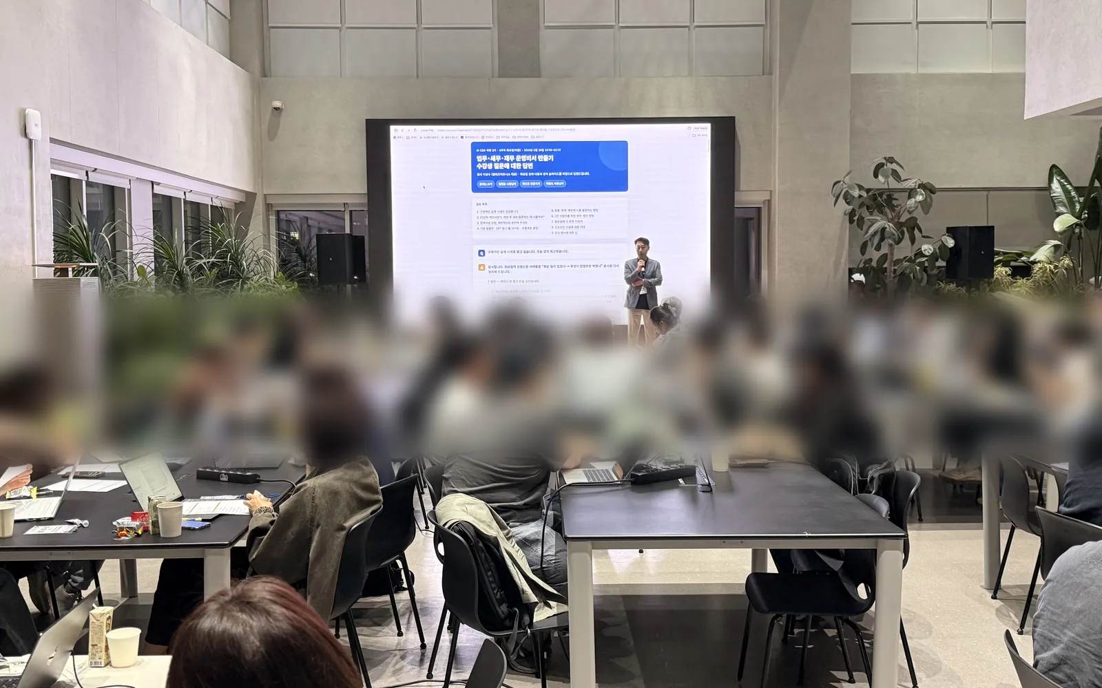 서울 AI 허브 AI Native CEO 과정 2기 오프라인 강의장 전경 — 노트북을 펼친 수강생들 앞에서 이상수 대표가 강의하는 모습